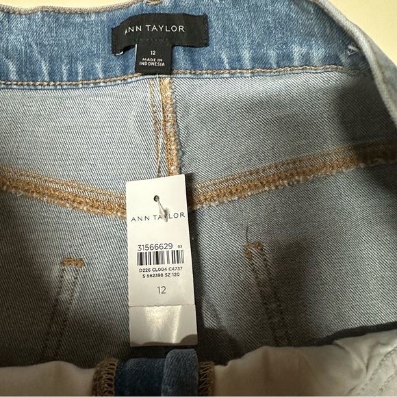 Ann Taylor The Kick Crop Light Wash Raw Hem Jeans Size 12 - Picture 11 of 11